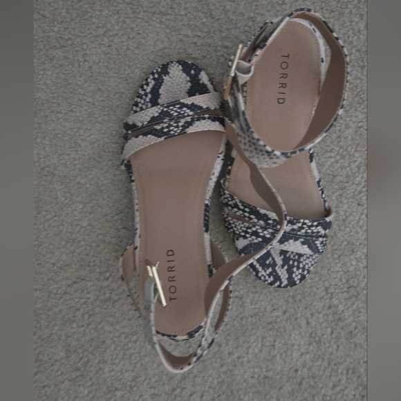 Torrid Snakeskin Wedges Size 7.5 Wide - Picture 2 of 4